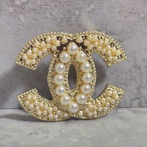 🆕️ Elegant Gold and Pearl Embellished Brooch✨️